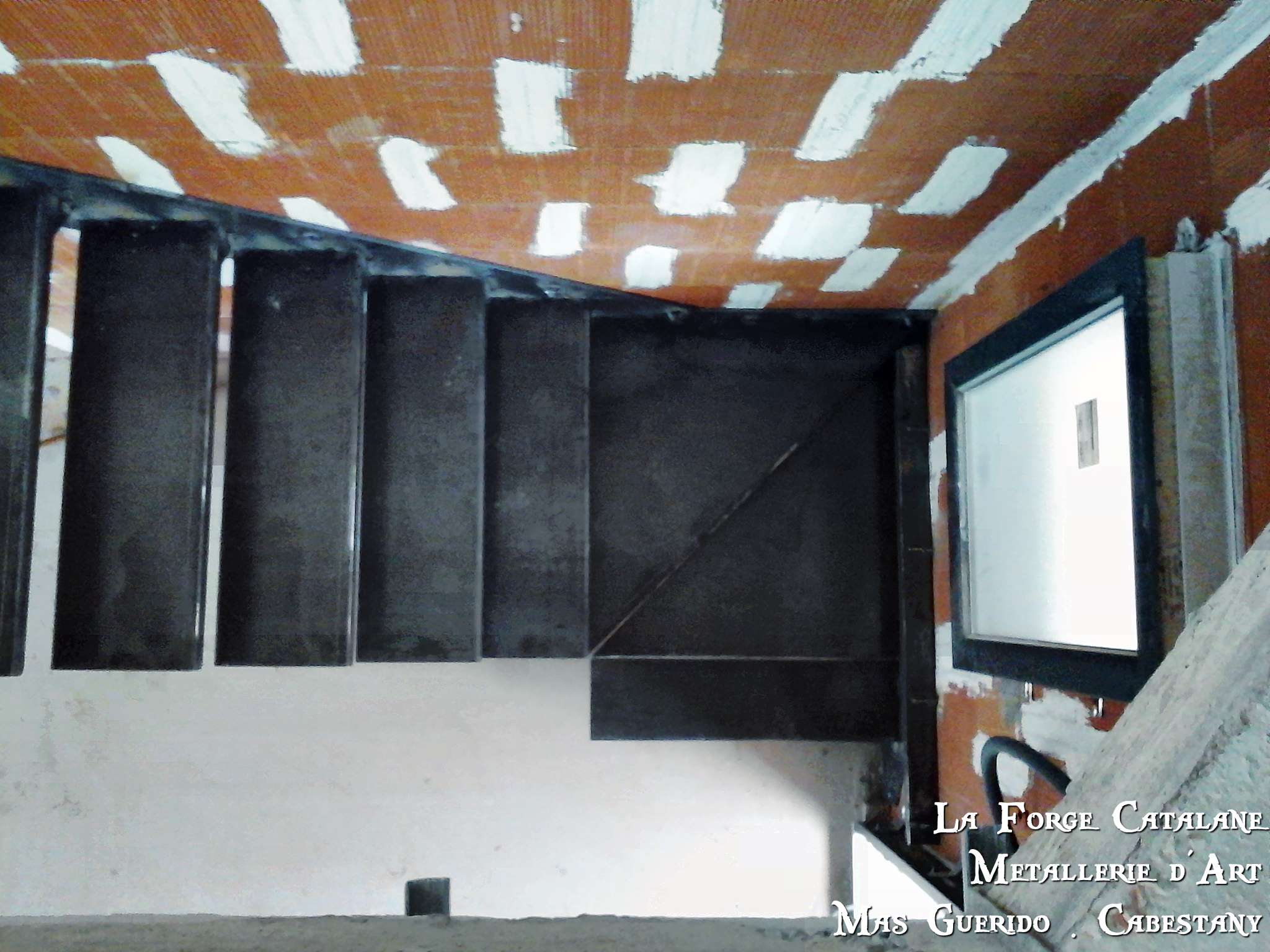 escalier marches supendues tole fer pliage quart tournant forge catalane.jpg